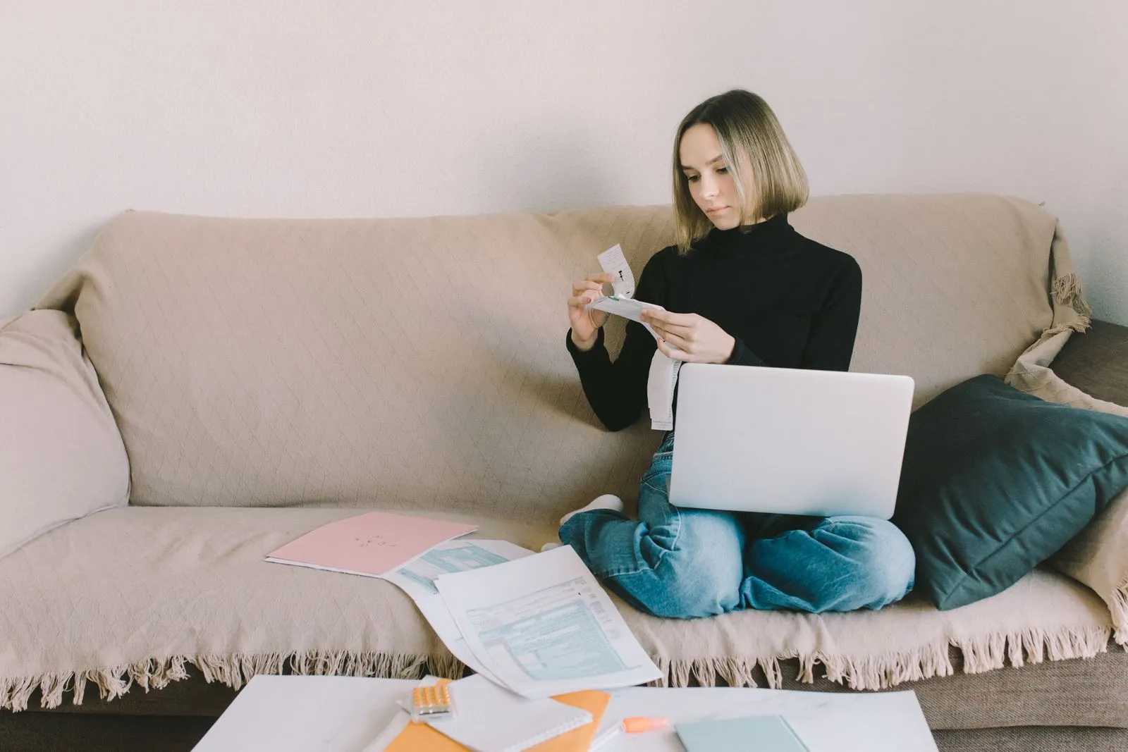 Gros plan sur une facture papier avec tampon, cases TVA et mentions obligatoires entourées au stylo rouge.