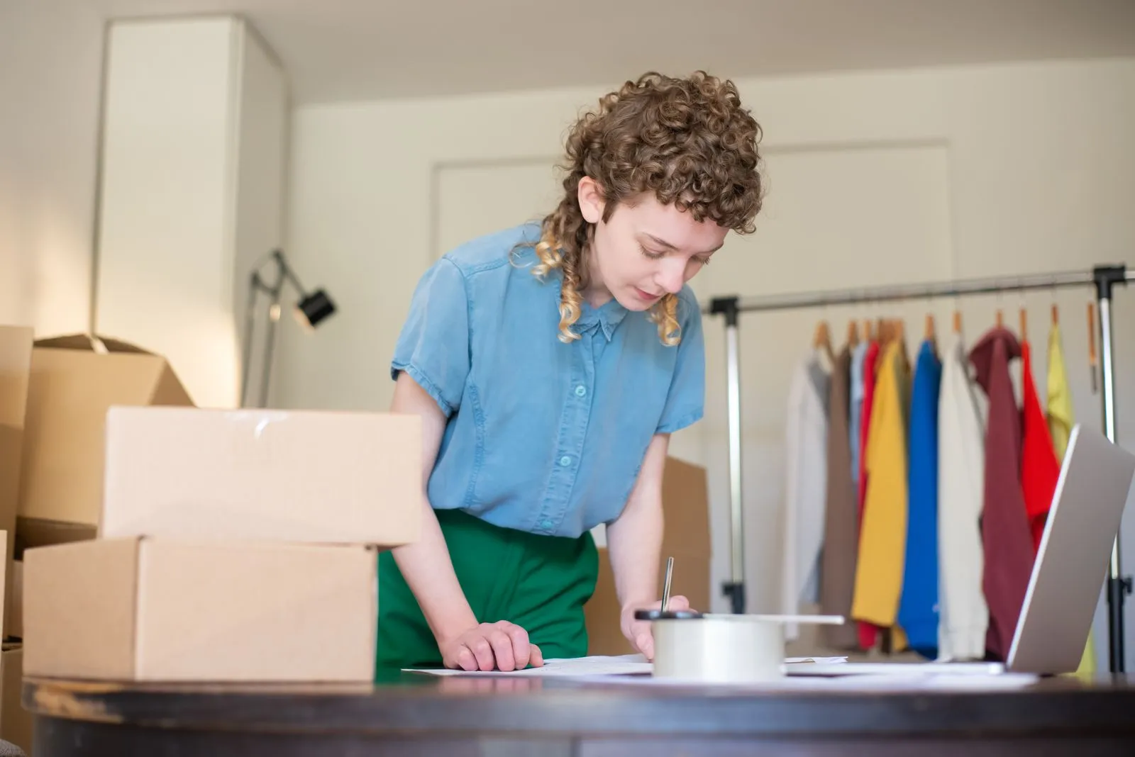 Deux chemins stylisés face à face, l'un en micro-entreprise, l'autre en société, sur un fond clair